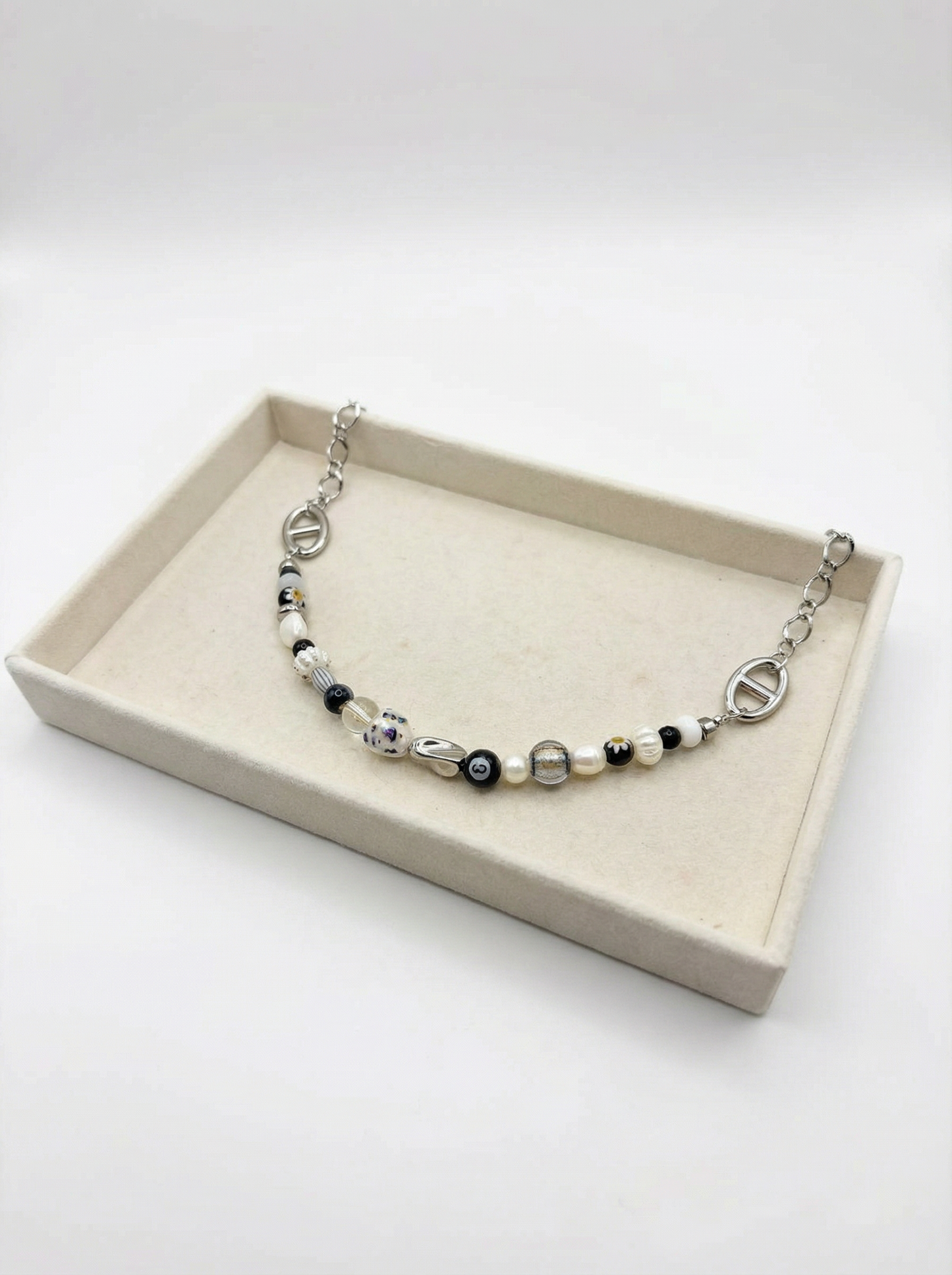 Collier - Black & White